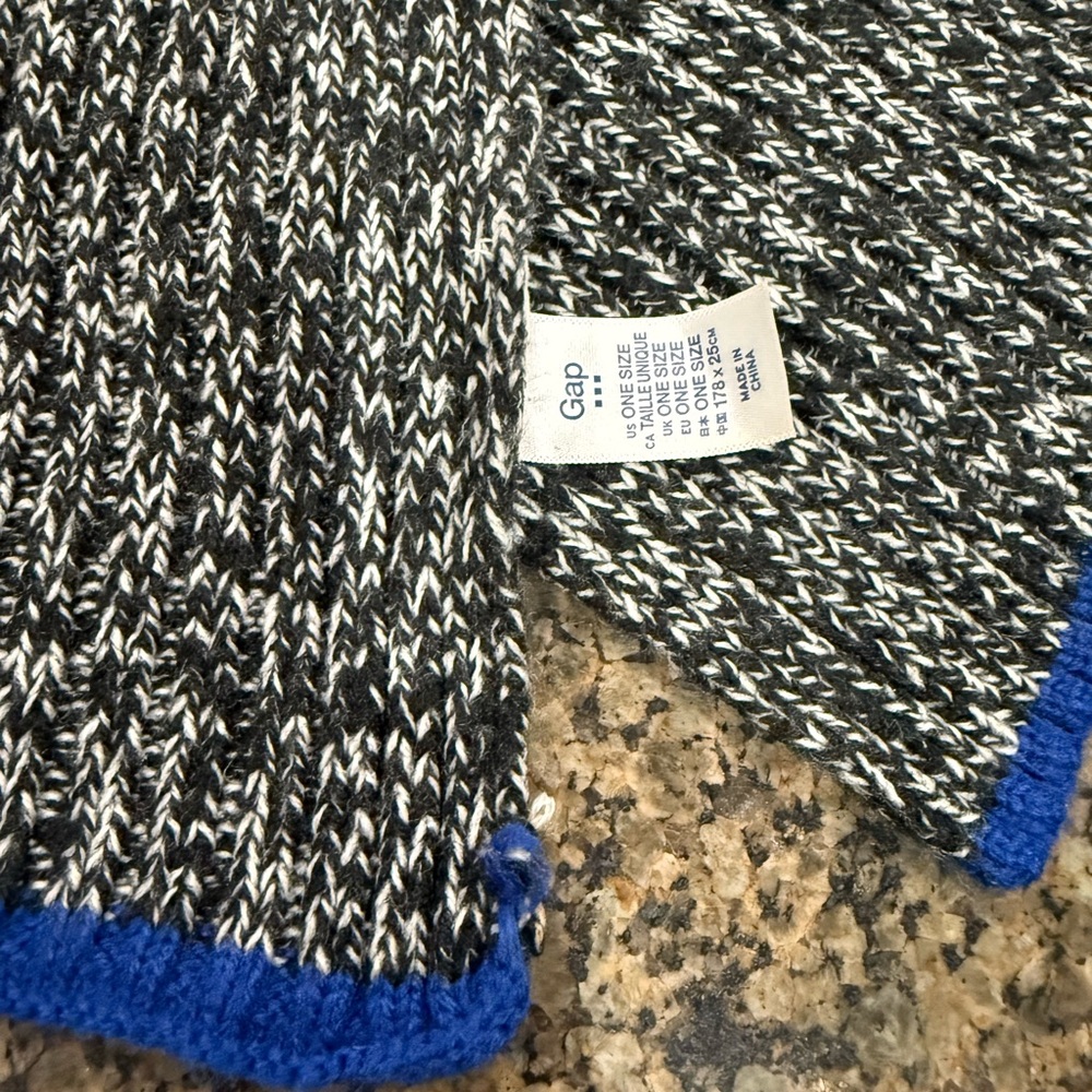 GAP Scarf - Picture 3 of 5